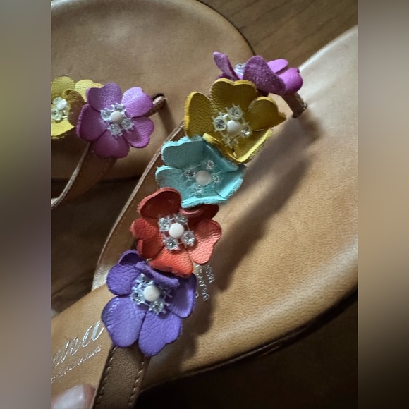 ITALIANA by Italian Shoemakers Tan Leather w/ Flowers Sandal Flip Flop Sheila 8M - Picture 2 of 8